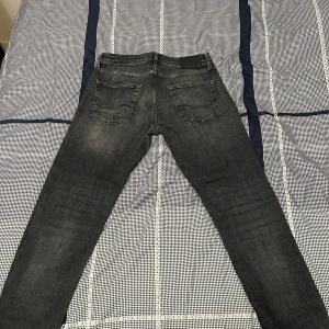 Grå/svarta jeans jack and Jones  - Tapered Mike jeans från Jack and jones storlek 3432 