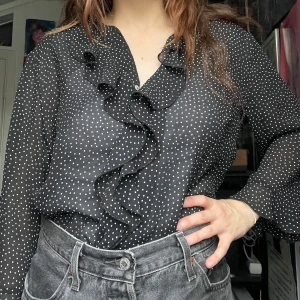 Pricking blus - Fine picking blus med krås. Jag kan mötas upp i Uddevalla centrum, annars fraktar jag gärna. Köparen står för frakten. (Står ej för postens slarv) katt finns i hemmet. 