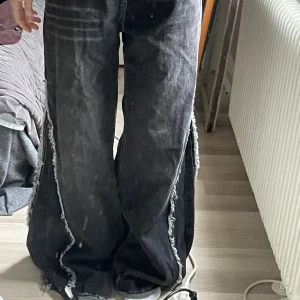 grå jeans - jätte fina jeans från minga london, tyvärr lite långa på mig (157cm) så endast provade 💗 midjemått ca 75cm (dvs W29-30"), innerben ca 80cm (L31-32)