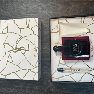 YSL Black Opium presentbox - Snygg presentbox från YSL med Black Opium parfym och miniflaska. Flaskorna är tomma!! Bara för dekoration 