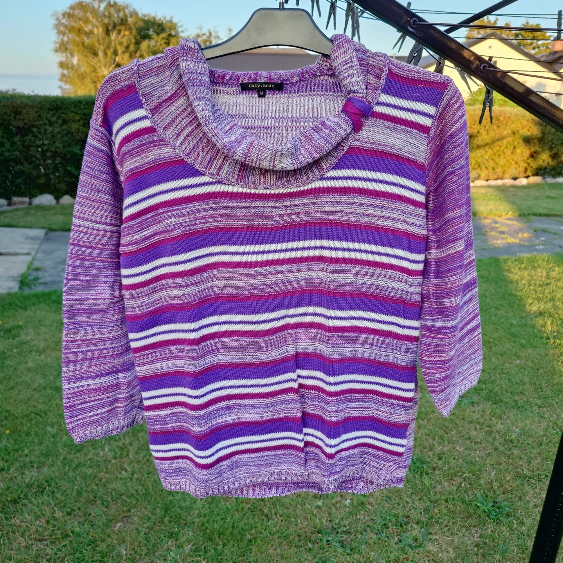 Randig lila polotröja i stickad material