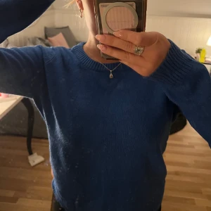 Blå stickad tröja från Vila - Säljer en blå stickad tröja från Vila i storlek M. Tröjan har rund halsringning, ribbade muddar vid ärmslut och nederkant samt lång ärm. Säljer då den inte kommer till användning hos mej längre💕