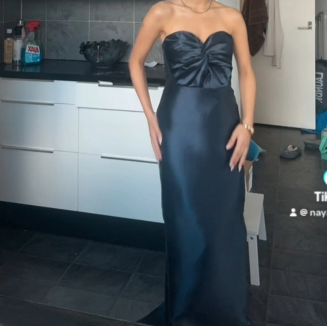 Marinblå axelbandslös långklänning - 1