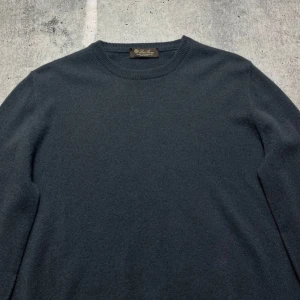 Loro Piana Baby Cashmere - Loro Piana Baby Cashmere Crew Neck Sweater mörk grå, storlek medium. Priset är inte hugget i sten!