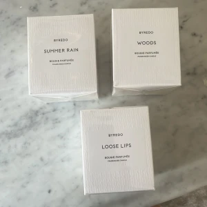 Byredo doftljus trio - Tre exklusiva doftljus från Byredo: Summer Rain, Woods och Loose Lips. Perfekt för dig som vill skapa en unik vibe hemma. Varje ljus är på 240g.