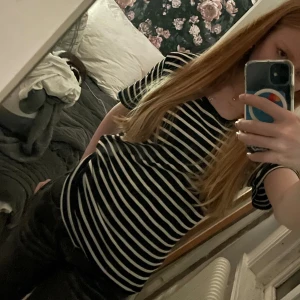 randig tshirt - super skön, rätt tjockt material, sitter perfekt boxy på xs-s!! skriv för frågor eller fler bilder 💞