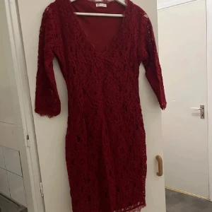 Klänning  - Perfekt till jul! Använd med fint skick. Dragkedja på sidan 