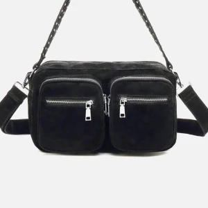 Svart axelväska med dragkedjor - Säljer en svart axelväska från Noella med två stora framfickor och silvriga dragkedjor. Väskan har en enkel och stilren design, perfekt för att bära med sig det viktigaste. Materialet känns mjukt och stort utrymme.