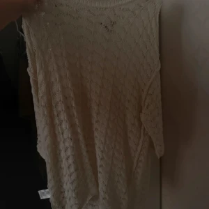 Vit stickad tröja från Lindex  - Säljer en vit stickad tröja från lindex med ett snyggt hålmönster. Tröjan har rund halsringning och trekvartsärm, perfekt för lager på lager. Lätt och luftig, passar bra till både jeans och kjol. Pris kan diskuteras, storlek M men passar L 