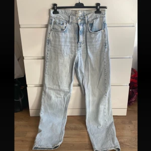 Ljusblå raka jeans  - Klassiska ljusblå jeans med rak passform och fem fickor. Jeansen har normal midja och är tillverkade i slitstarkt denim. Perfekta för en avslappnad och tidlös stil.