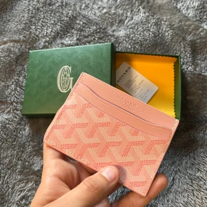 Snygg rosa plånbok - Snygg plånbok i färgen rosa, aldrig använd och kommer med box, skriv vid frågor!