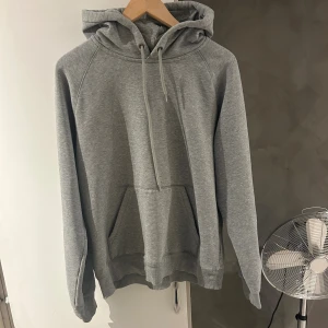 Grå hoodie från Carhartt M - Grå hoodie från carhatt storlek M. Bra skick och väldigt skön och fräsch. Nypris 1100 