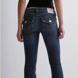 True Religion Joey Low Rise Flare Jeans - Måste tyvärr sälja mina True Religion Joey Low Rise Flare eftersom dom inte passar. Strl 27. Nypris 1299kr