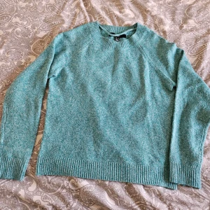 Turkos  tröja från Vero Moda - Helt nya utan prislapp. Mysig turkos  tröja från Vero Moda med rund halsringning 