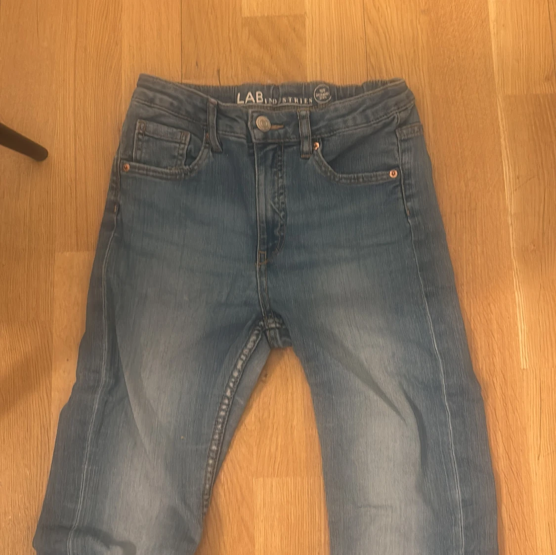 Blå bootcut jeans från LAB Industries