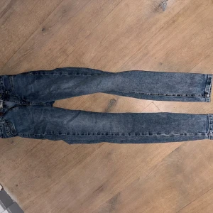 Blå skinny jeans från Gina Tricot XS - Snygga blå skinny jeans från Gina Tricot i modellen 'Perfect Jeans'. Jeansen har klassisk femficksdesign, smal passform och normal midja. Materialet är stretchigt denim som sitter tajt och bekvämt hela dagen.