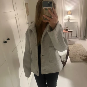 Ljusgrå kappa - Säljer en ljusgrå ullkappa från lager 157 💕 Helt ren och inga sminkfläckar eller likande. Den är i storlek s, pris kan diskuteras🩷