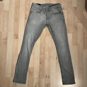 Dondup George - Säljer ett par Ljusgråa riktigt snygga Dondup George som är i storlek W29 som bara är allmänt riktigt snygga! Priset är inte helt hugget i sten.Har ni några frågor så är det bara att skriva till mig//Mvh Erik