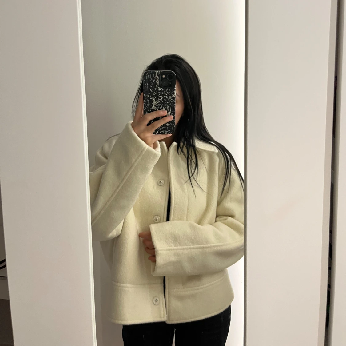 Vit ulljacka med knappar