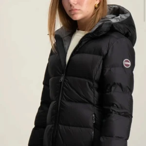 Svart lång dunjacka från Colmar - Lång svart dunjacka från Colmar med huva och dragkedja hela vägen.  Storlek 14 years, 166cm. Jag brukar ha xs och är 163 cm. Den är svart med grått innertyg. Finns missfärgning från tvätt inuti jackan på innertyget  men inga defekter på utsidan eller hål .