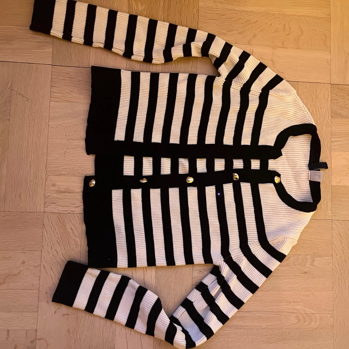 Randig kofta med guldknappar 