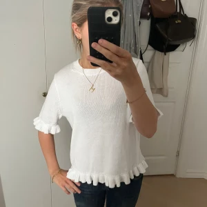 Zara tröja  - Fin tröja från zara, använd ett fåtal gånger o är i nyskick!!💖