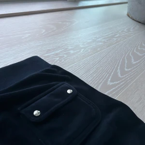 Juicy couture - hejj, jag säljer mina mörkblåa juicy byxor i st xs, dem är inte använda många gånger så mycket bra skick💕💕priset kan diskuteras💕