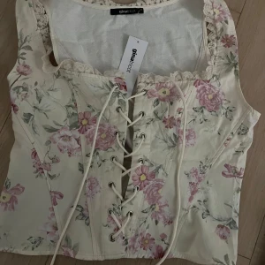 Gina topp - Sååå söt topp från Gina Tricot!! Den är helt ny och har aldrig användts💖