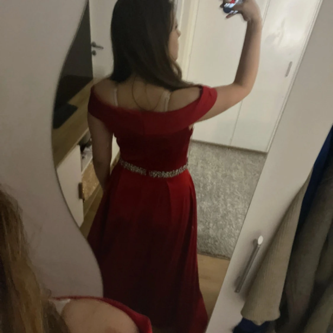 Röd långklänning med glittrigt bälte - 1