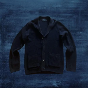 Cardigan från Dressmann - En skön cardigan från Dressmann. Nästan helt oanvänd och helt utan skavanker. Den är i färgen mörkbrun (se bild). Skickar gärna angående fler bilder på färgen eller fler frågor kring plagget.