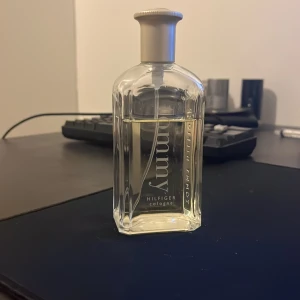 Tommy Hilfiger 100ml parfym - Fräsch cologne från Tommy Hilfiger. Perfekt för dig som vill ha en klassisk och stilren doft i vardagen. Snygg flaska som passar in i alla badrum.