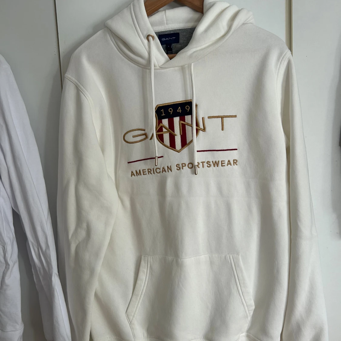 Vit hoodie från GANT med tryck