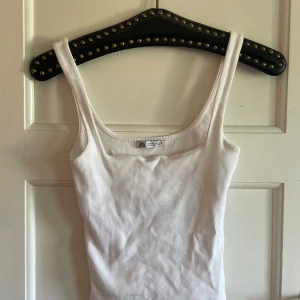 Ribbad linnetopp från Zara - Två ribbade linnen från Zara, en i vitt och en i svart. Båda har breda axelband och är perfekta att styla med jeans eller kjol till skolan eller tjejmiddag! Båda för 150 kr men kom privat om du endast vill ha en av dom då man kan köpa 1 för 100kr (Nypris 199kr/linne)