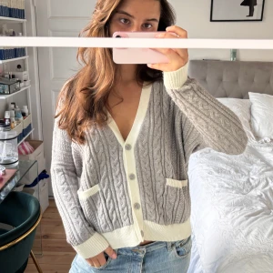 Kofta!  - Snygg Kabelstickad kofta 