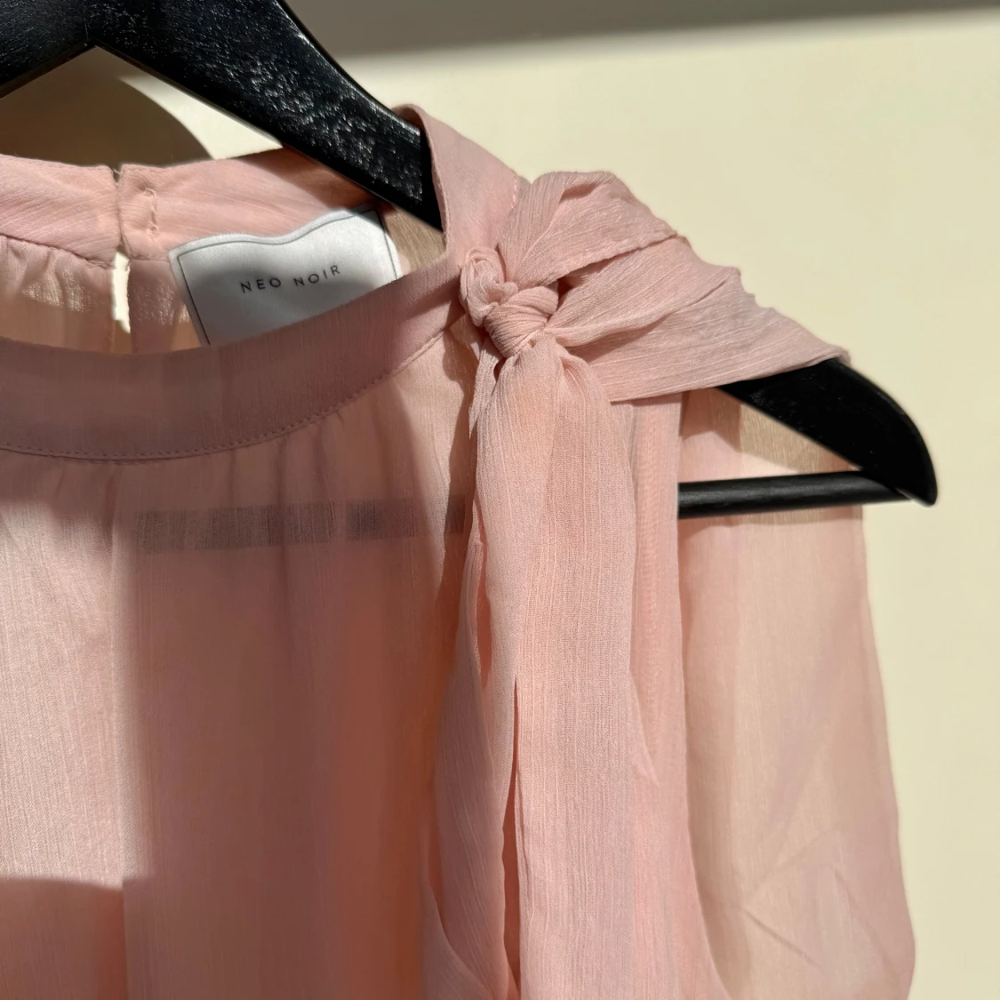 Ljusrosa volangklänning från Neo Noir - 2