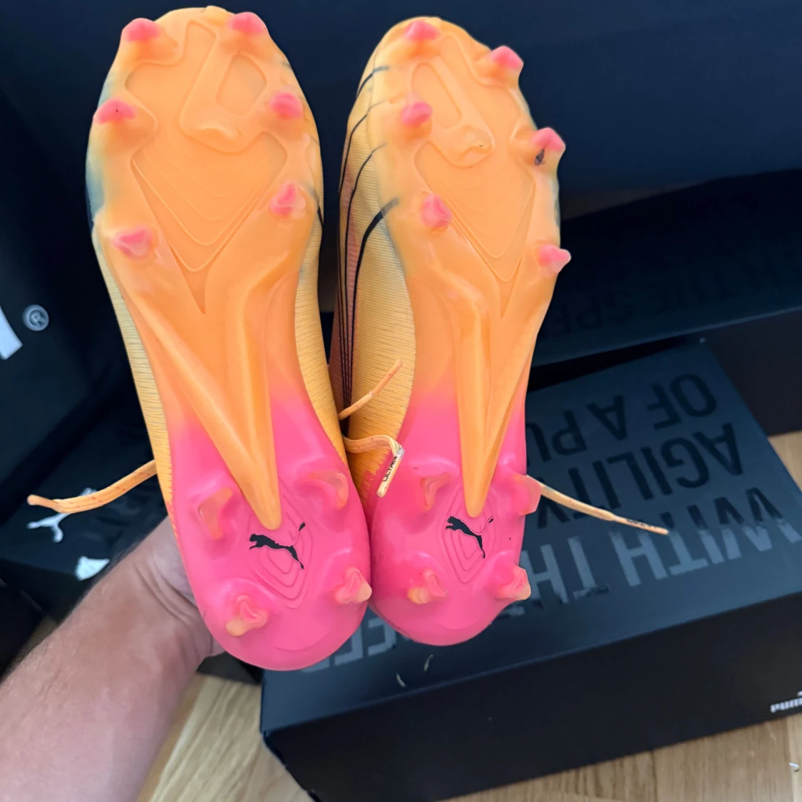 Puma orange fotbollsskor med svarta detaljer - 1