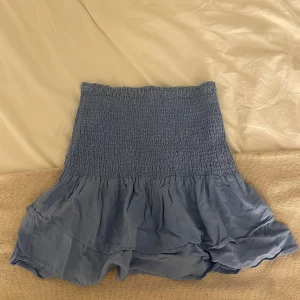 Blå volangkjol från MNG - Supersöt blå kjol!💗