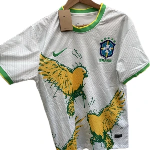 Vit Brasilien fotbollströja Nike L - Storlek L. Passar M. Snygg vit Brasilien fotbollströja från Nike med gröna och gula detaljer, CBF-emblem på bröstet och coolt motiv av gula fåglar framtill. Tillverkad i Dri-FIT-material som andas. Perfekt för dig som vill sticka ut på planen eller läktaren.