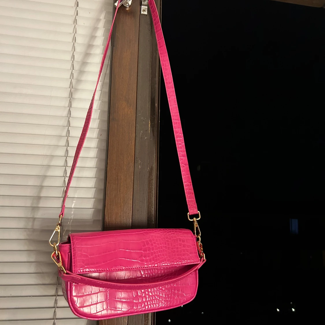 Rosa axelväska i croco-imitation