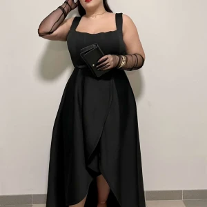 Svart omlottklänning med breda axelband - Klänning är köpt från Asos nypris 800kr, använd endast för fotografering ungefär 1 tim. Storlek 44. 