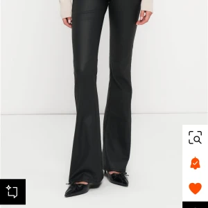 Svarta bootcut byxor från Only - Snyggaste byxorna nånsin. Skinnbyxor från only som sitter helt perfekt. Flared/bootcut så utsvängda längre ner. Säljer endast för de är för små för mig nu, därav kan jag inte heller visa de på. XS/34, längd 32 från ONLY