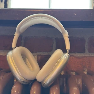 AirPods Max - Apple AirPods Max i silver, trådlösa over-ear hörlurar med aktiv brusreducering och hög ljudkvalitet. Skicket är mycket bra med minimalt slitage, inga synliga repor eller defekter. Perfekt för musik, film och samtal med lång batteritid och bekväm passform.