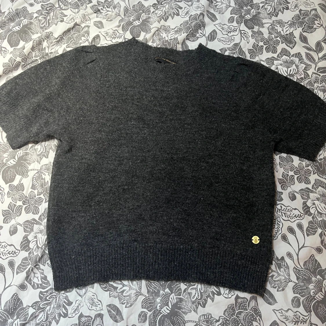 Mörkgrå stickad tröja från Pernilla Wahlgren - 1