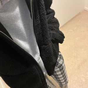 Teddy jacka - Säljer min svarta Teddy jacka från lager 157 storlek XS 