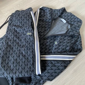 Lacoste tracksuit! - Lacoste tracksuit, helt ny oanvänd storlek S behöver få sålt snabbt! 