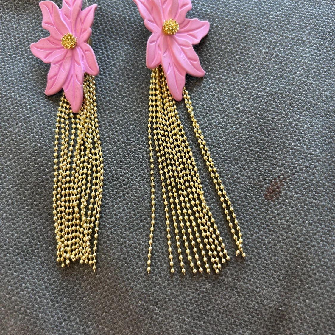 Rosa blommiga örhängen med guldkedjor - 1