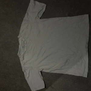 Vit basic t-shirt i bomull - Enkel vit t-shirt i klassisk modell med rund hals och korta ärmar. 30kr