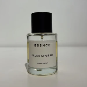 Essnce Drunk Apple Pie  - Säljer min Essence Drunk Apple Pie cirka 40 ml kvar. Väldigt lik Kilian Angels Share, håller bra. Bara att höra av sig vid funderingar!