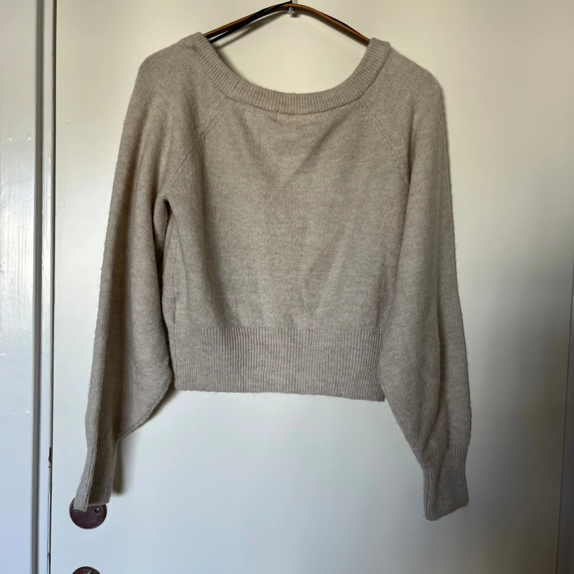 Beige stickad tröja med strassknappar - 1