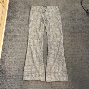 Gråa lågmidjade kostymbyxor ✨ - Så snygga lågmidjade och bootcut kostymbyxor! Storlek M, har två hål på insidan av midjebandet, inget som syns! Midjemått 40 cm, innerbenslängd 85 cm 💕